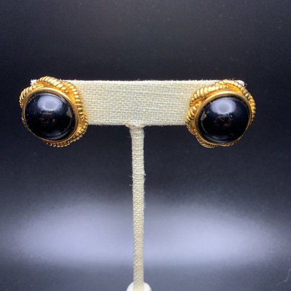 Chunky Black Plastic Cabochon Pierced Earrings Gold Tone Round Classic Vintage - Picture 6 of 6